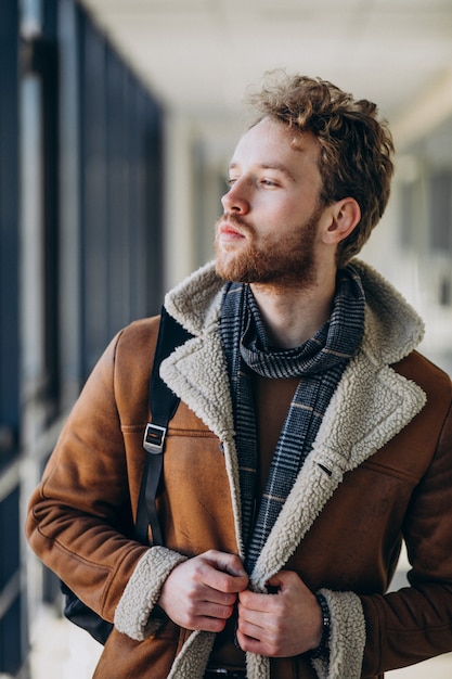 Hombre guapo joven que viaja con bolsa