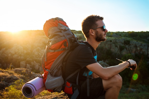 Hombre guapo joven con radio walkie talkie, disfrutando de la vista del cañón