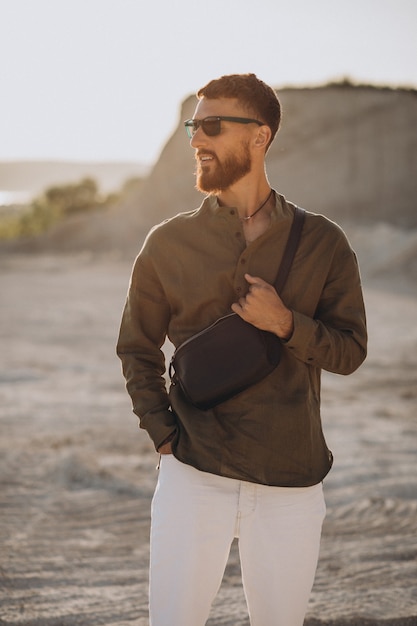 Hombre guapo joven solo en una cantera