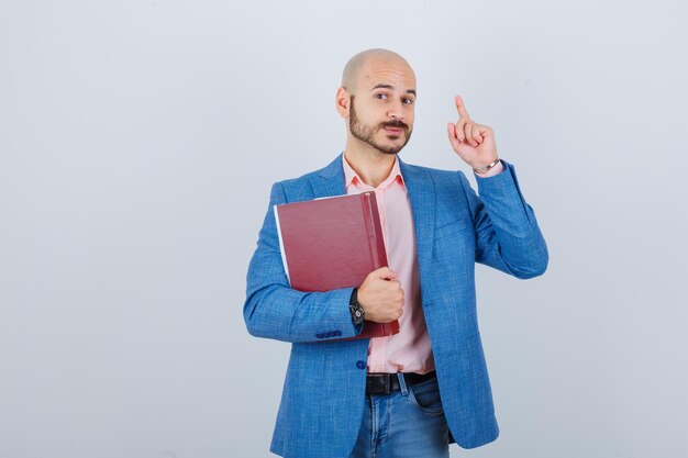 Hombre guapo joven sosteniendo un libro