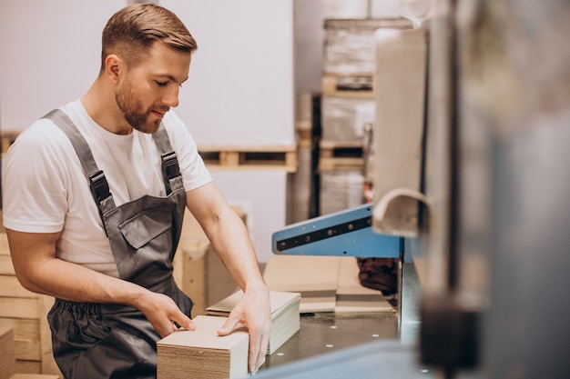 Hombre guapo joven trabajando en una fábrica