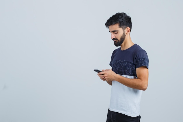 Hombre guapo joven usando un teléfono