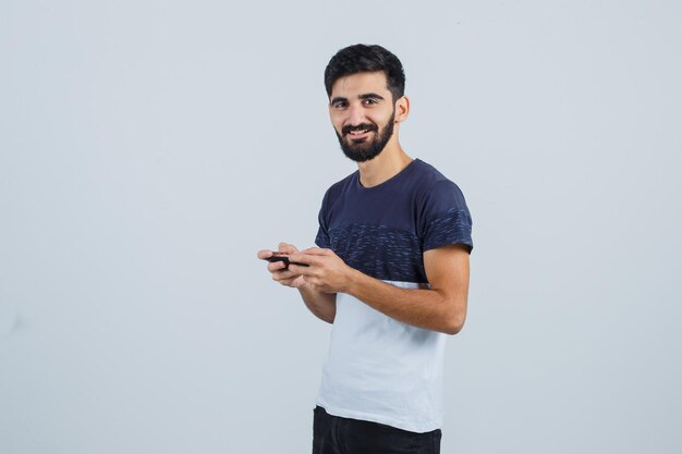 Hombre guapo joven usando un teléfono