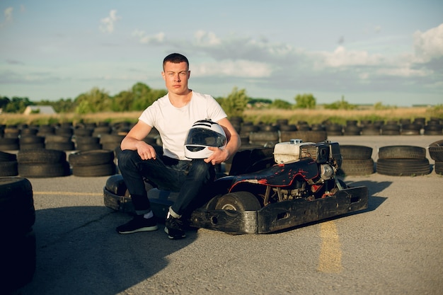 Foto gratuita hombre guapo en un karting con un auto