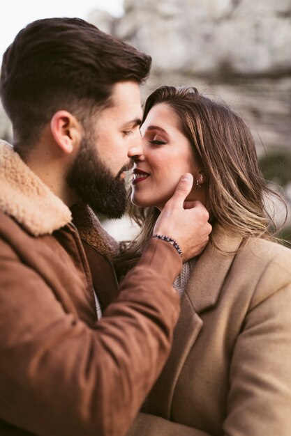 Hombre guapo y linda mujer besándose