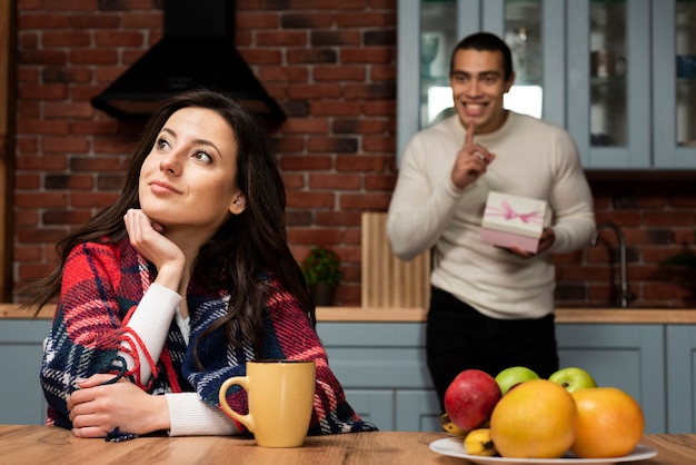 Foto gratuita hombre guapo listo para sorprender a la mujer