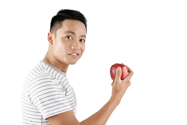 Hombre guapo con manzana