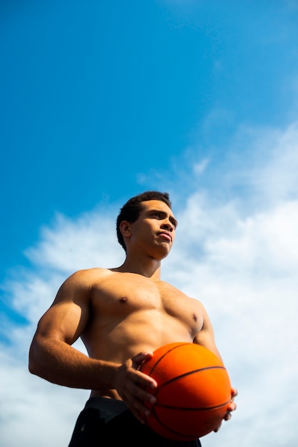 Foto gratuita hombre guapo mirando lejos tiro de ángulo bajo