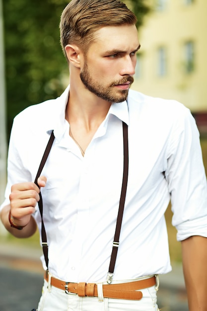 Foto gratuita hombre guapo modelo hipster en ropa de verano elegante posando