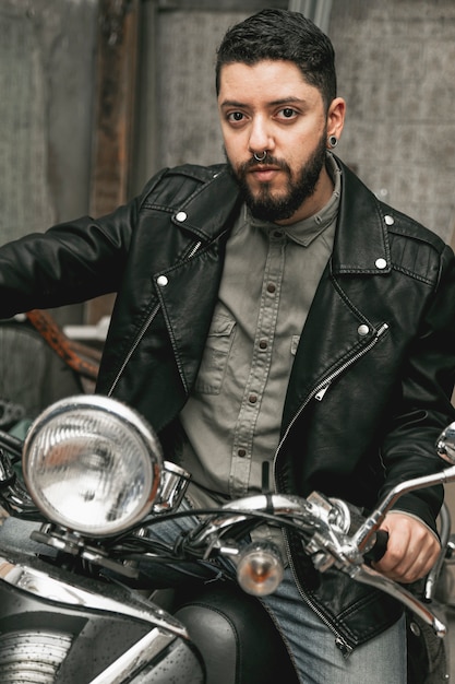 Foto gratuita hombre guapo en moto vintage