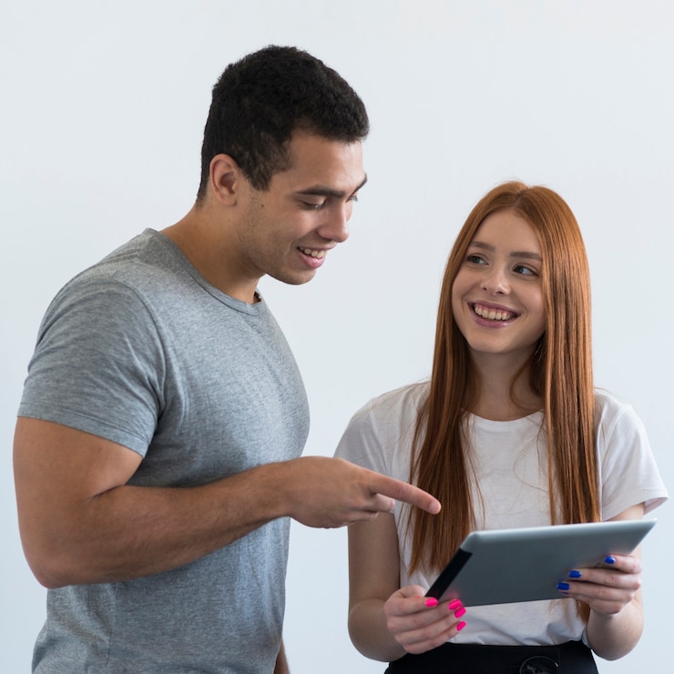 Foto gratuito hombre guapo y mujer joven trabajando juntos.