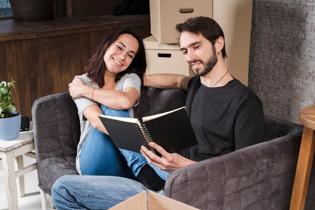 Hombre guapo y mujer planeando reubicación