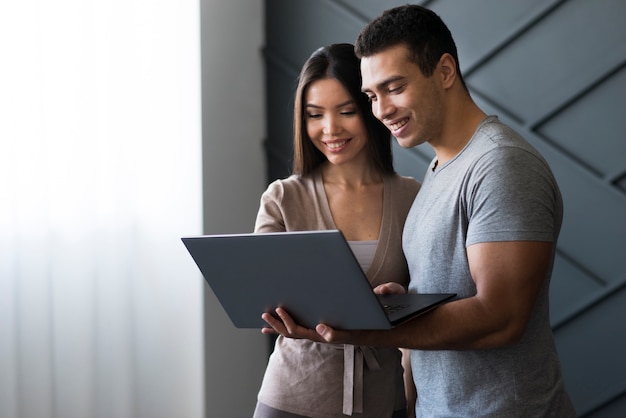 Hombre guapo y mujer trabajando en una computadora portátil