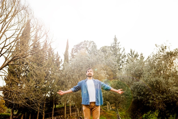 Hombre guapo en la naturaleza