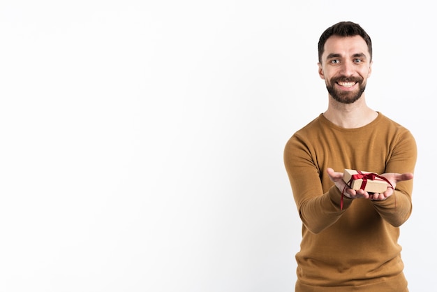 Foto gratuita hombre guapo ofreciendo regalo