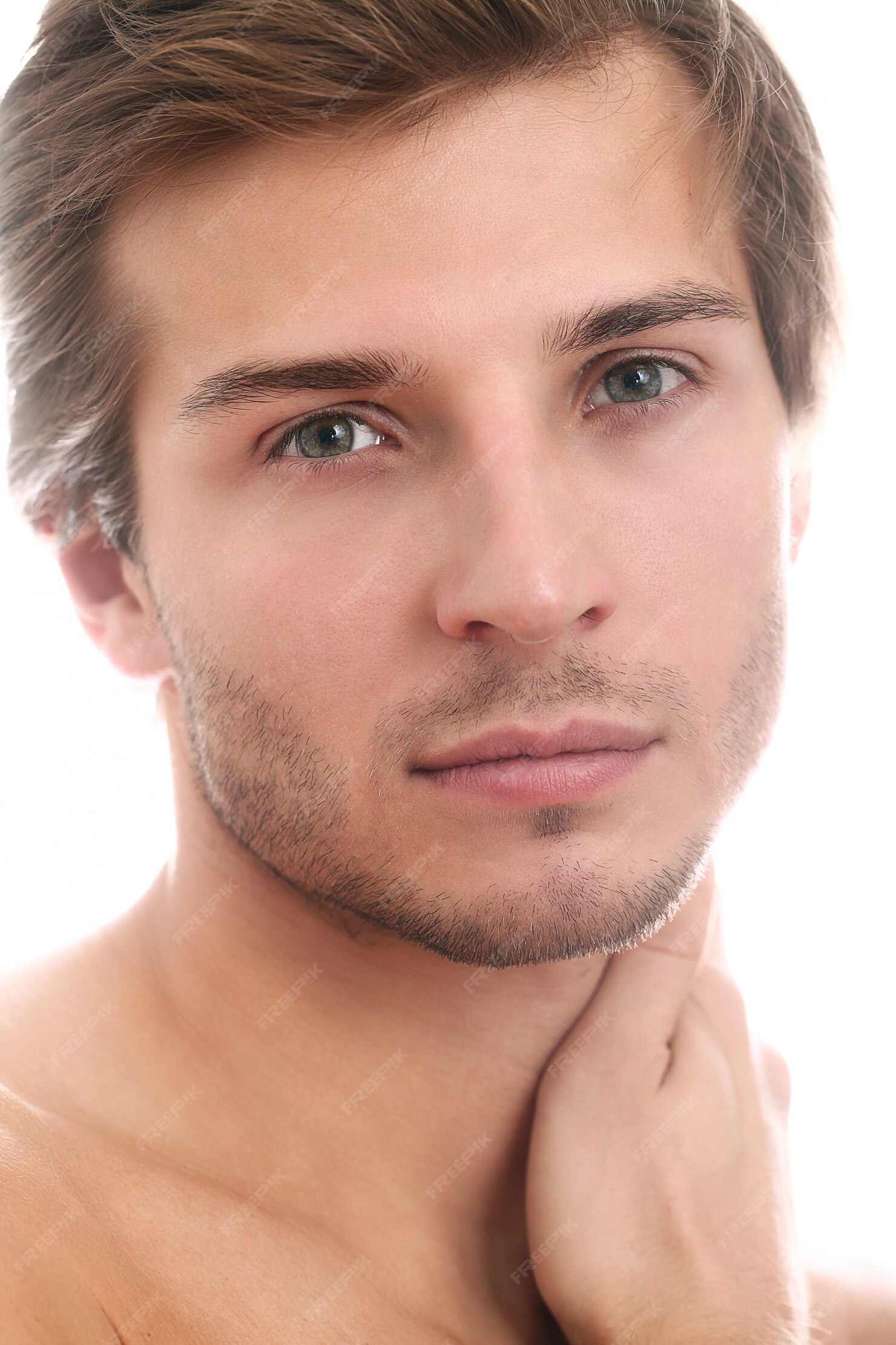 Hombre guapo con ojos claros | Foto Gratis
