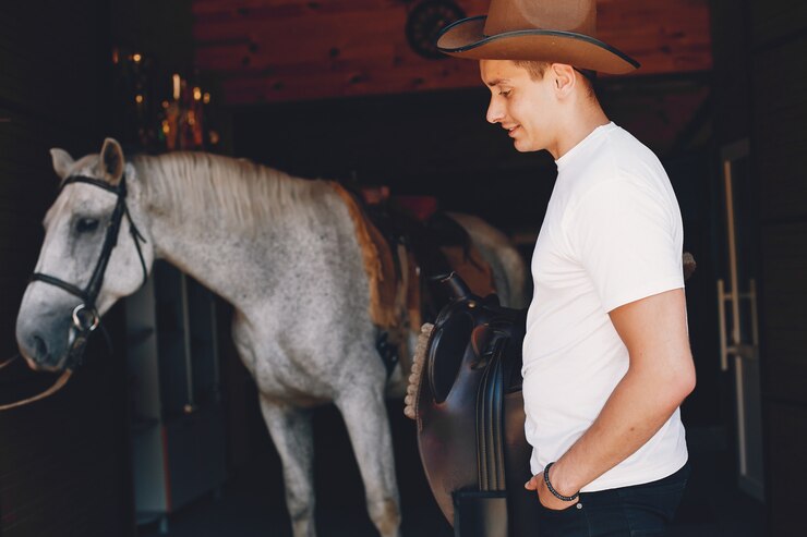 Foto gratuito hombre guapo pasar tiempo con un caballo