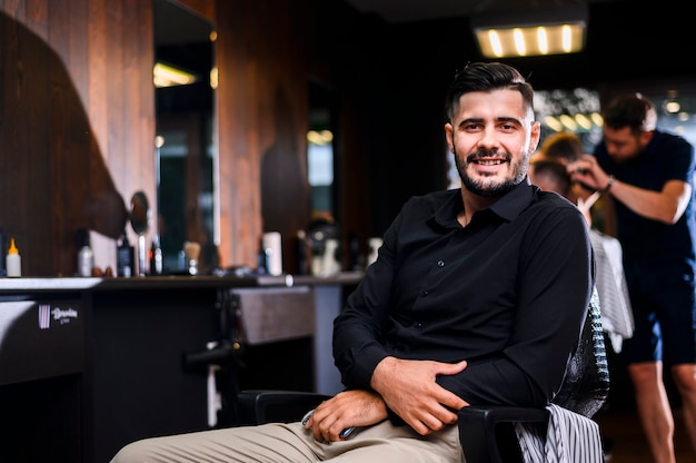 Foto gratuita hombre guapo en peluquería frente a la cámara