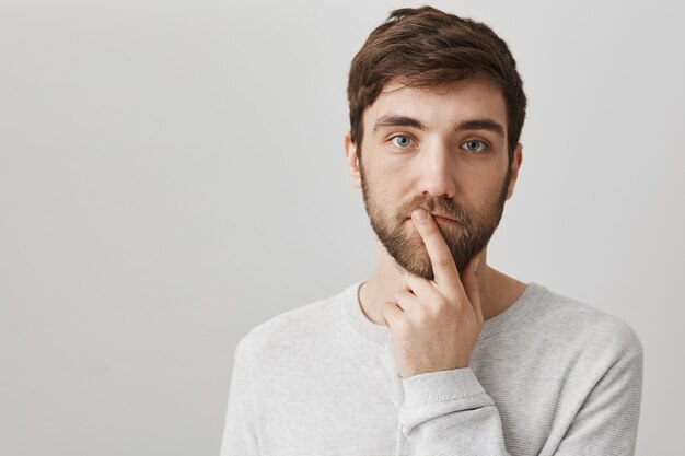 Hombre guapo pensativo toma de decisión