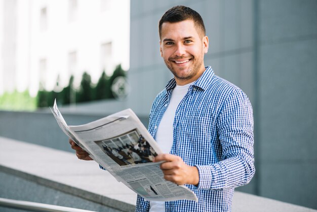 Hombre guapo con periódico