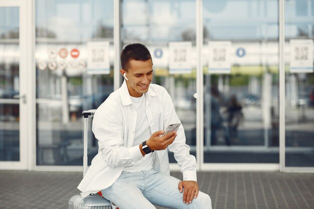 Hombre guapo de pie cerca del aeropuerto