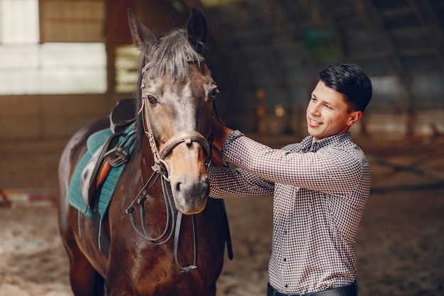 Hombre guapo de pie en un rancho