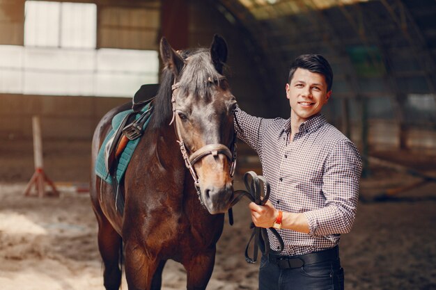 Hombre guapo de pie en un rancho