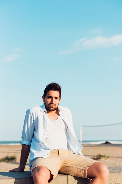 Hombre guapo en la playa