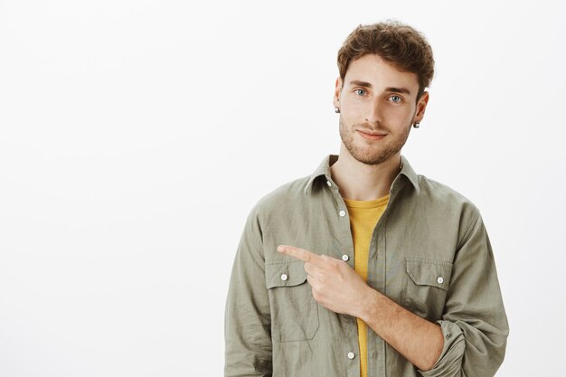 Hombre guapo posando en el estudio