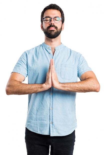 Foto gratuita hombre guapo en posición zen