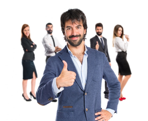 Hombre guapo con el pulgar hacia arriba sobre fondo blanco