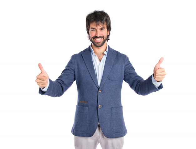 Hombre guapo con el pulgar hacia arriba sobre fondo blanco