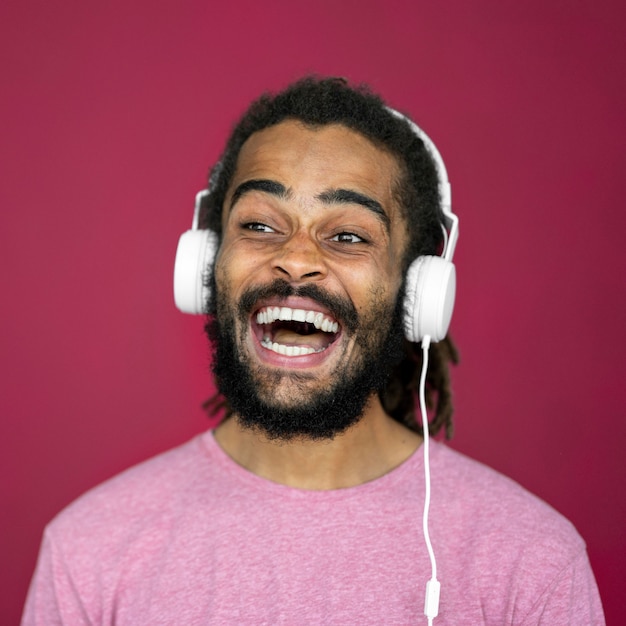 Hombre guapo con rastas con auriculares