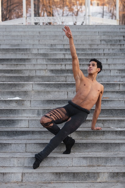 Foto gratuita hombre guapo realizando ballet