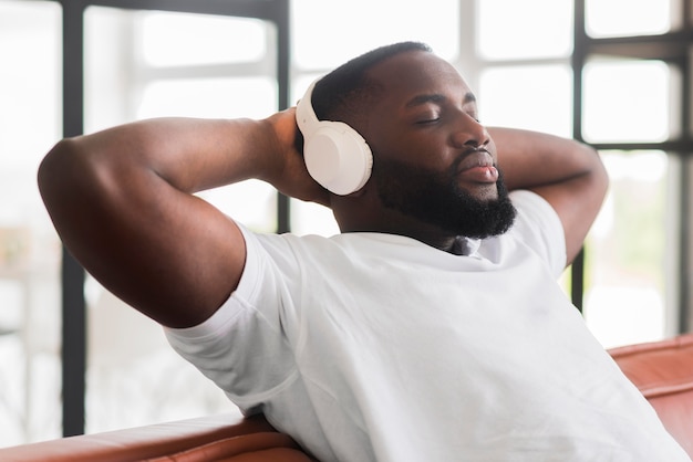 Foto gratuita hombre guapo relajante mientras escucha música