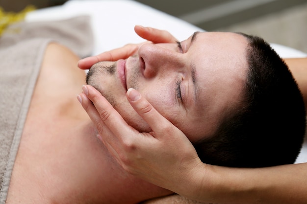 Hombre guapo relajante en un spa