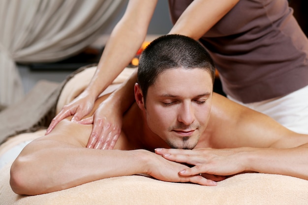 Hombre guapo relajante en un spa