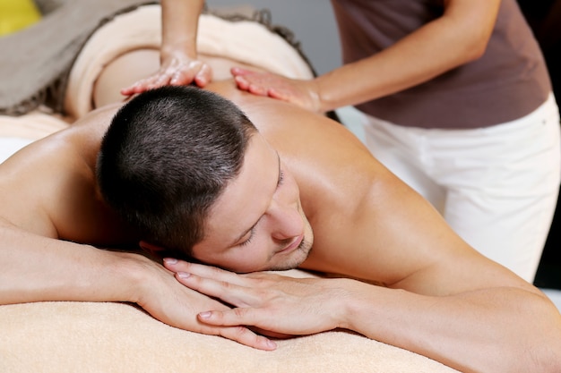 Hombre guapo relajante en un spa