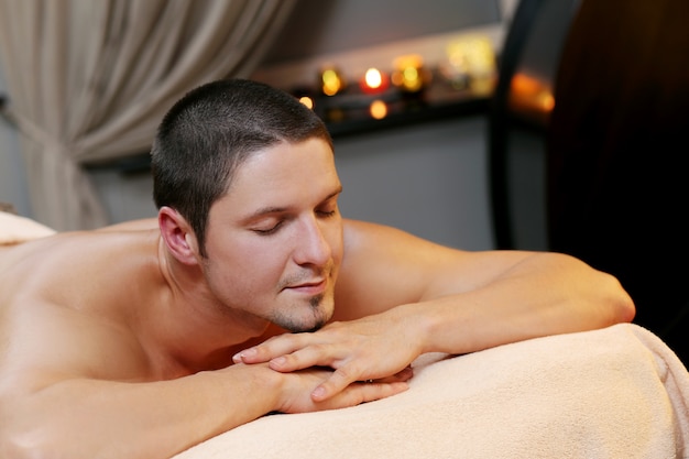 Hombre guapo relajante en un spa