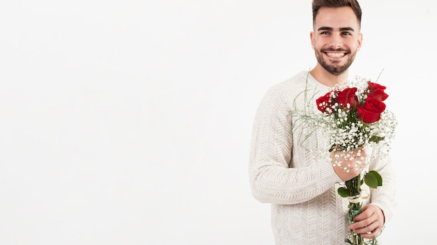 Foto gratuita hombre guapo con rosas