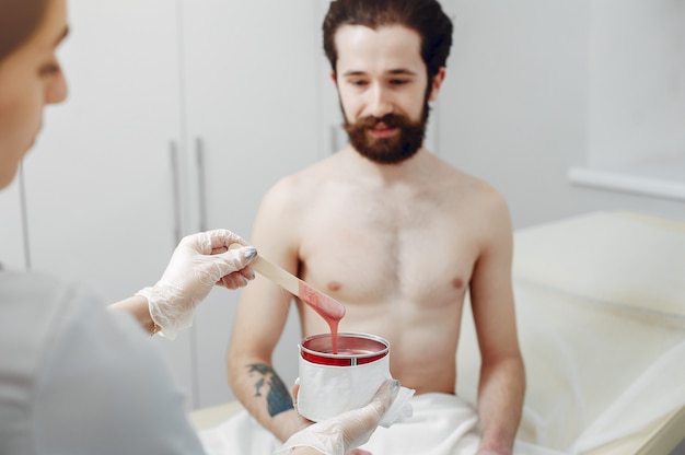 Hombre guapo en un salón de belleza