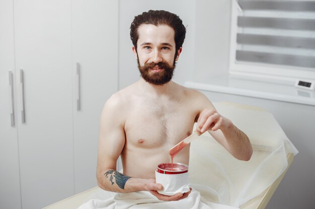 Hombre guapo en un salón de belleza