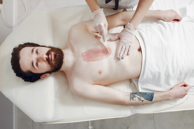 Hombre guapo en un salón de belleza