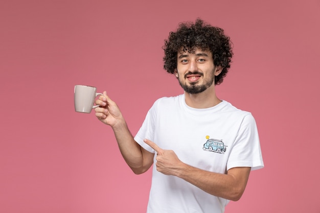 hombre guapo señalando su taza