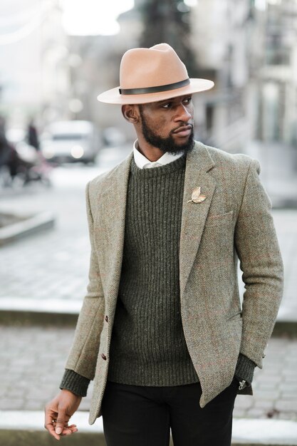 Hombre guapo con sombrero mirando a otro lado