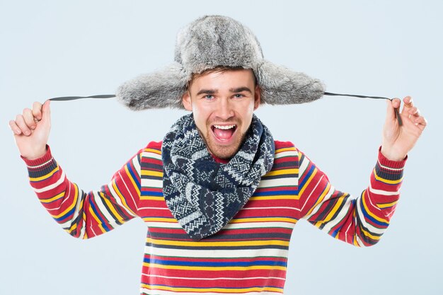 Hombre guapo con sombrero de piel