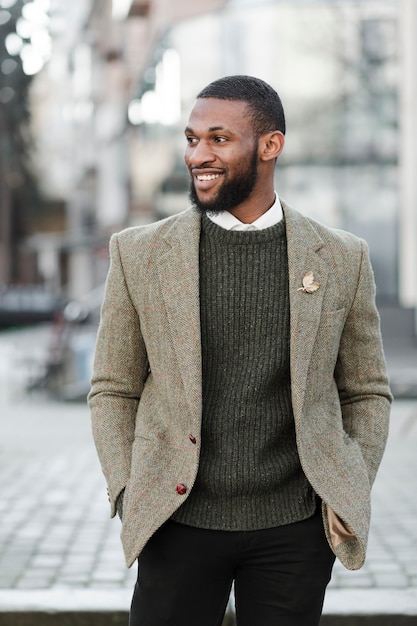 Foto gratuita hombre guapo sonriendo al aire libre