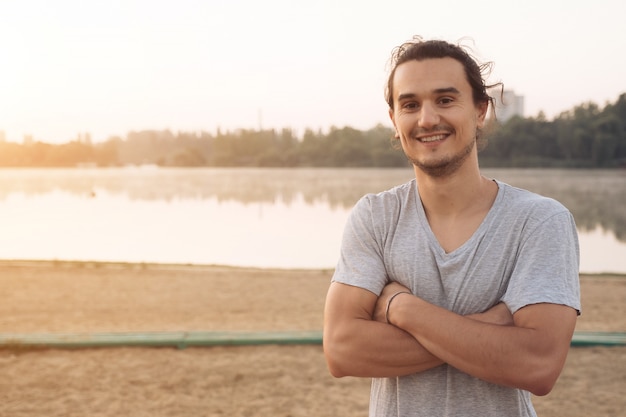 Hombre guapo sonriendo en el parque