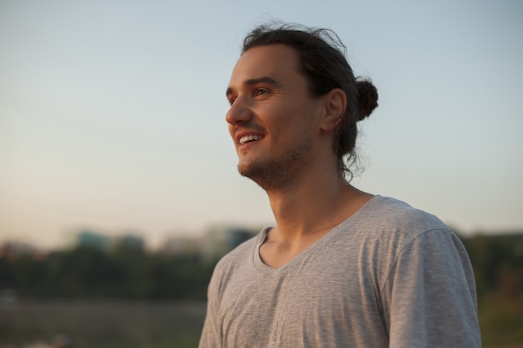 Foto gratuito hombre guapo sonriendo en el parque