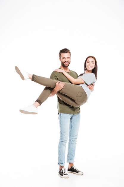 Hombre guapo sosteniendo en manos mujer